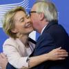 Küsschen links, Küsschen rechts für Ursula von der Leyen: Jean-Claude Juncker begrüßt seine mögliche Nachfolgerin an der Spitze der EU-Kommission am Donnerstag betont freundschaftlich.
