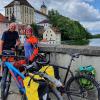 Die Donauradwanderer sind längst wieder unterwegs. Dieses Ehepaar aus Rosenheim hat den Lech stromabwärts bis Marxheim erkundet und orientiert sich nun der Donau entlang Richtung Passau.