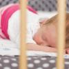 Unser Symbolbild zeigt ein schlafendes Kind. Haben Eltern einem erst wenige Wochen alten Baby Gewalt angetan? Darum geht es vor dem Amtsgericht Neuburg.
