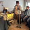 Anneliese Güntner, Mitinitiatorin der Narrenzunft „Wasamolle“, demonstriert beim "Erzähl-Café" in Illerberg historische Gerätschaften zum Torfstechen.