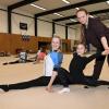 Sport ist ihre Sprache: Trainerin Anastasiia und Gymnastin Alesia (von rechts) kennen sich bereits aus der Ukraine. Unterstützt werden sie beim TV Augsburg auch von der 18-jährigen Anastasia Fleck (links).                                                                                                                                     