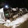 Verkehrsunfall BAB 8 Richtung Stuttgart, Nähe Raststätte Burgauer See, italienischer Wein-LKW kommt von der Fahrbahn ab und kippt um.