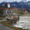 Das vom Sturm aufgepeitschte Wasser des Hopfensees trifft auf die Uferpromenade in Füssen.