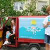 Sie fahren voll aufs Festival ab (von links): Jugendpflegerin Linda Greiter und die beiden Volunteers Dominique Gregor und Luca Aschenbrenner.