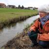 Nicht unweit ihres Hauses in Adelzhausen fließt die Ecknach: Für Hildegard Wessel ist der Fluss zu einer Lebensaufgabe geworden. 	