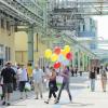 Bunte Luftballons und Souvenirtüten: Mit vielen interessanten Informationen wurden die Besucher beim Tag der offenen Tür im Industriepark Gersthofen „gefüttert“.  