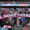 Fans des FC Bayern München halten einen Schal mit der Aufschrift "Danke Franz" hoch – einen von vielen Sonderartikeln, die der FC Bayern aktuell in Erinnerung an den Kaiser verkauft.