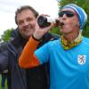 Verdienter „Boxenstopp“ beim Ingolstädter Halbmarathon bei Kilometer 18: Der Neuburger Anton Lautner lässt sich sein alkoholfreies „isotonisches Getränk“ schmecken. 