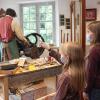 „Guck mal!“ Luise (links) und Pauline können im Schwäbischen Handwerkermuseum so einiges entdecken. Besonders der Buchmacher hat es Leseratte Pauline angetan.