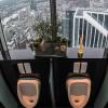 Einen Panoramablick über die Banken-Skyline können Besucher des Herren-WC's im 49. Stock der Commerzbank-Zentrale in Frankfurt am Main genießen.
