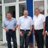 Bernhard Jauchmann (von links), Michael und Wolfgang Demharter erklärten Landrat und Bürgermeister, was die Demharter GmbH im Chemiebereich zu bieten hat.