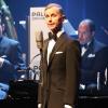 So kennt das Publikum den Sänger Max Raabe: perfekt sitzender Anzug mit Fliege und Einstecktuch. Am Samstag zeigte der Leiter des Palast Orchesters sein musikalisches Können im Ulmer Kongresszentrum.