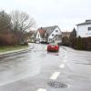 Die Staatsstraße 2047 führt durch den Aichacher Stadtteil Klingen Fuggerstraße, rechts zweigt die Staatsstraße 2338  in Richtung Sielenbach/Adelzhausen ab Blumenthaler Straße. In diesem Jahr wird der Einmündungsbereich umgebaut.