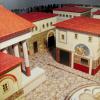 Das Konzept der Römerstadt lautet „Das Erbe des Augustus“. In der Messehalle soll der Besucher in eine vollständig intakte und inszenierte römische Welt der Antike abtauchen. Die Fassaden würden bis zu acht Meter hoch sein.   

