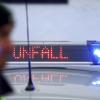 Unfall: Rollerfahrer springt ab