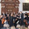 Gerhard Fackler bedankte sich am Schluss des großartigen Konzertes der „Neuen Schwäbischen Sinfonie“ im Kirchheimer Zedernsaal bei Konzertmeisterin Dace Samina-Fritzen. 	