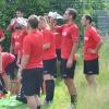 Viel trinken war beim Trainingsauftakt des TSV Gersthofen angesagt. Das galt auch für die beiden Neuzugänge Mihael Korenik und Ferkan Secgin (von rechts). 	