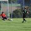 Ein früher Knackpunkt: In dieser Szene bewahrt Eppishausens Keeper Dominik Wiblishauser (links) seine Mannschaft vor dem möglichen Rückstand. Er pariert den Schuss von Zaisertshofens Stürmer Peter Lindner (Nummer 10). 	