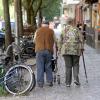 Ein Rentnerpaar spaziert in Berlin zum Einkaufen. Viele Senioren sind im Alter wacklig auf den Beinen. Ein gezieltes Training kann das offenbar verhindern.