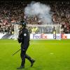 Schwere Ausschreitungen vor dem Spiel Lyon gegen Besiktas in der Euro League verzögerten den Anpfiff um 45 Minuten.