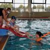 Das bayernweite Pilotprojekt soll helfen, die langen Wartelisten für Schwimmkurse bei Kindern schneller abzubauen. Beim Rutschen geht es gleich ins tiefe Wasser. 
