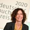 Die Autorin Anne Weber freut sich im Kaisersaal des Römers nach dem Gewinn des Deutschen Buchpreises 2020.