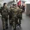 Soldaten gehen in einer Metro-Station in Paris Patrouille.