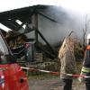 Die Besitzerin des abgebrannten Stadels bei Hegnenbach, Barbara Kopold-Feistle, am Morgen nach dem Brand im Gespräch mit einem Feuerwehrmann.