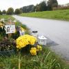 Immer noch werden Blumen an der Unfallstelle bei Allenberg niedergelegt und Kerzen angezündet.