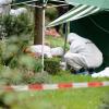 Mitarbeiter der Spurensicherung untersuchen auf einem Friedhof in Stuttgart einen Tatort, an dem eine getötete Frau gefunden wurde. 