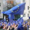Flagge zeigen für Europa: Nach dem Auftakt mit 1000 Besuchern heißt es am Sonntag wieder „Pulse of Europe“ auf dem Rathausplatz.