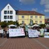 Zum Auftakt der Klima-Demo in Neuburg trafen sich die Teilnehmerinnen und Teilnehmer am Schrannenplatz, anschließend zogen sie durch die Innenstadt.