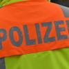 Die Polizei ermittelt gegen einen Lkw-Fahrer wegen des Verdachts der Unfallflucht.