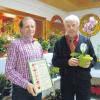 Alois Christa (links) ist nun Ehrenmitglied beim Gartenbauverein Binswangen. Vorsitzender Franz Endres überreichte zusätzlich eine Orchidee. Blumen von der Tombola (im Hintergrund) konnten die Gäste mit nach Hause nehmen. 