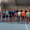 Der Tennisnachwuchs aus dem Nordries mit Trainer Martin Wiedenmann im Cowabanga in Deiningen.  	