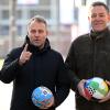 Fußball-Bundestrainer Hansi Flick (l) und Handball-Bundestrainer Alfred Gislason stehen zusammen.