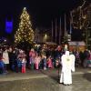 Vor dem Rathaus rund um den prächtigen Tannenbaum hatten sich am Freitagabend zahlreiche große und kleine Leute eingefunden, um den Vöhringer Adventsmarkt zu eröffnen.