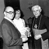 1980 erhielt Herbert Meyer den päpstlichen Silvesterorden, eine der höchsten Auszeichnungen der katholischen Kirche für Laien. Unser Bild zeigt ihn mit seiner Ehefrau und dem damaligen Kardinal Josef Ratzinger.