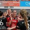 Franziska Hochmair und Sabrina Smotzek (Mitte von links in Rot) dürfen sich über den Klassenerhalt in der Bayernliga freuen. 