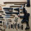 Dolche. Messer und Schusswaffen: Jede Menge Waffen fanden Polizisten aus Eichstätt im Zimmer eines 16-Jährigen. 