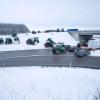 Zu Beginn der Protestwoche startet ein Traktoren -und LKW-Konvoi nach München. Etliche Landwirte und Spediteure blockieren mit ihren Fahrzeugen die beiden Kreisverkehre an der A96.