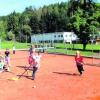 Hockeyspielen auf ungewohntem Terrain. Aber beim Tennisjugendtag des SSV Illerberg-Thal ist immer was los. Foto: ub
