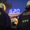 Polizisten vor dem Kulturzentrum Rote Flora in Hamburg. Rund 20.000 Beamte sollen den G20-Gipfel in der Hansestadt schützen.