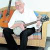 Endlich wieder Zeit für Banjo und Gitarre: Pfarrer Heribert Lidl verlässt Elchingen nach 35 Jahren - und geht in den Ruhestand. Foto: Deger