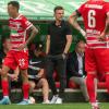 Enttäuschung allenthalben: Trainer Enrico Maaßen (Mitte) und FCA-Sportchef Stefan Reuter (Zweiter von rechts) nach dem 0:4 gegen den SC Freiburg.