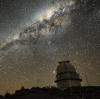 Einen besonders intensiven Sternenhimmel kann man in der Atacama-Wüste in Chile erleben. Hier finden Sternenfreunde auch das La-Silla-Observatorium, ein Teil der Europäischen Südsternwarte. 