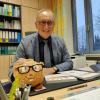Rains Realschul-Direktor Gerhard Härpfer sitzt an seinem Schreibtisch. Eine Situation, die nicht mehr allzu oft vorkommen wird, denn der 62-Jährige geht vorzeitig in Pension.