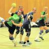 Ein wenig Mühe hatten Iris Kronthaler (am Ball) und ihre Handballkolleginnen des TSV Aichach schon mit den Königsbrunnerinnen. Am Ende setzte sich der Tabellenführer aber mit vier Toren Vorsprung durch. Foto: Eberle