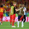 Belgiens Kevin de Bruyne unterhält sich nach dem Vorrunden-Spiel mit dem Engländer Raheem Sterling. Im Spiel um Platz drei treffen sich die Teams erneut.