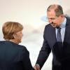 Szene der letzten Müncher Sicherheitskonferenz: Angela Merkel begrüßt den russischen Außenminister Lawrow, der auch in diesem Jahr in die bayerische Landeshauptstadt kommen wird.